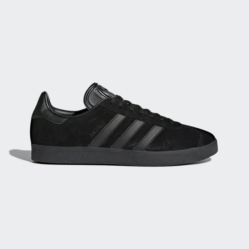 Gazelle Sneakers (Dutch translation: Gazelle Sneakers is the same in Dutch, but if you meant a literal translation it would be Gazelle Sportschoenen, however Gazelle is a brand name so it stays Gazelle Sneakers or Gazelle Sportschoenen depending on context. I will use Gazelle Sportschoenen.) Gazelle Sportschoenen